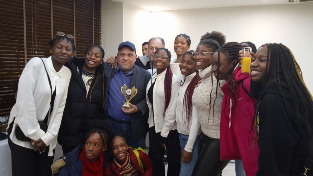 Είναι η ώρα να δώσουμε τον λόγο σε έναν άνθρωπο που έκανε το κάτι ”Διαφορετικό”.